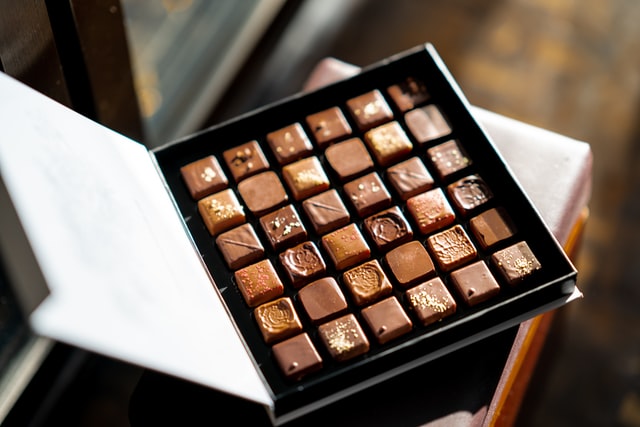czekoladki, kwadratowe pralinki w eleganckim pudełku na prezent
